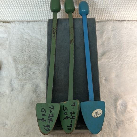 Vintage wooden shoe shaper/stretchers - Picture 4 of 5